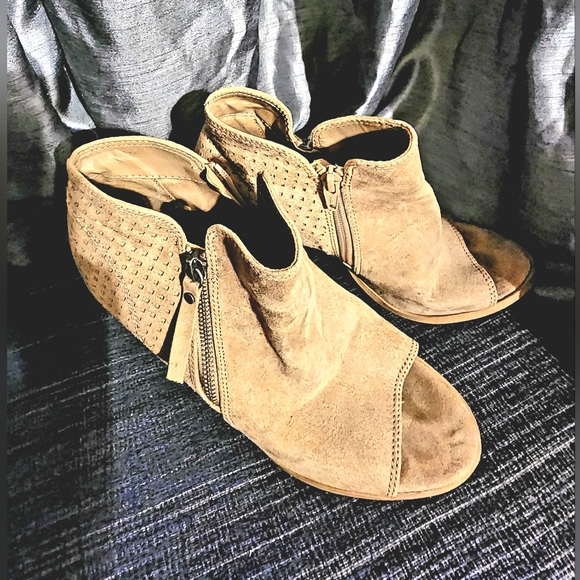 Women's 10 Tan open toe wedge sandals decorative outside zipper, inside zipper - Picture 6 of 7